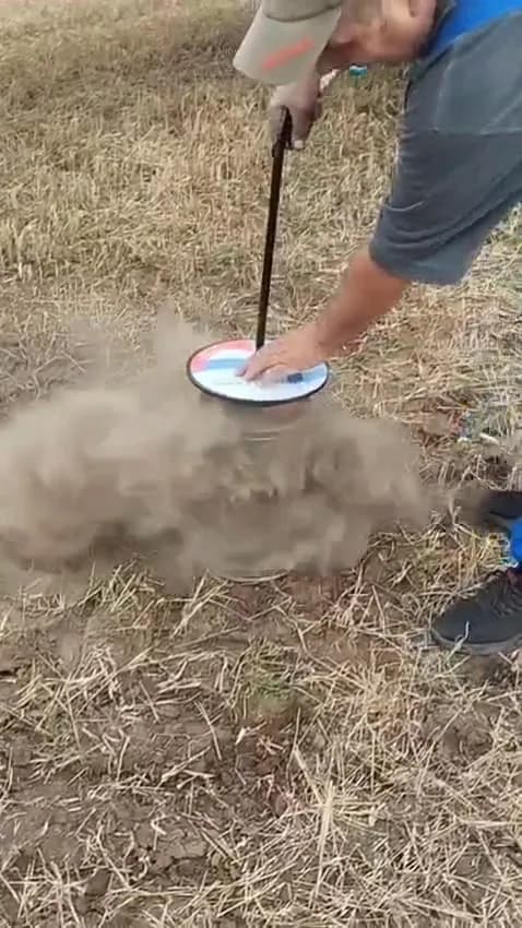 Filter cleaning in field conditions with dust exiting